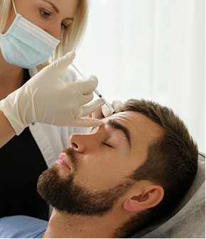 طبيبة في العيادة