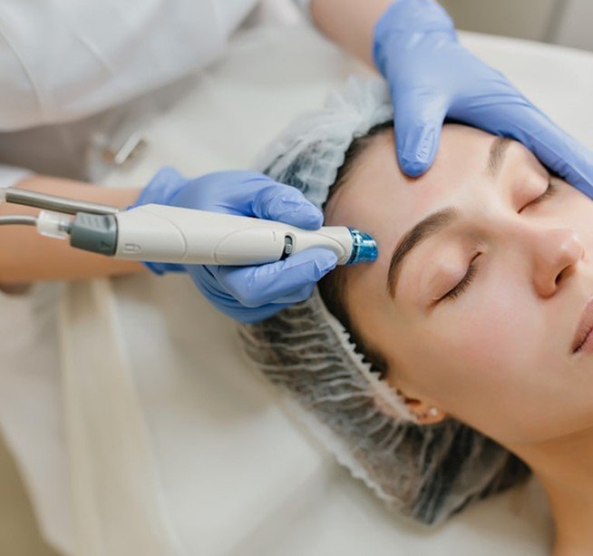 جلسة عناية متخصصة بالبشرة داخل العيادة